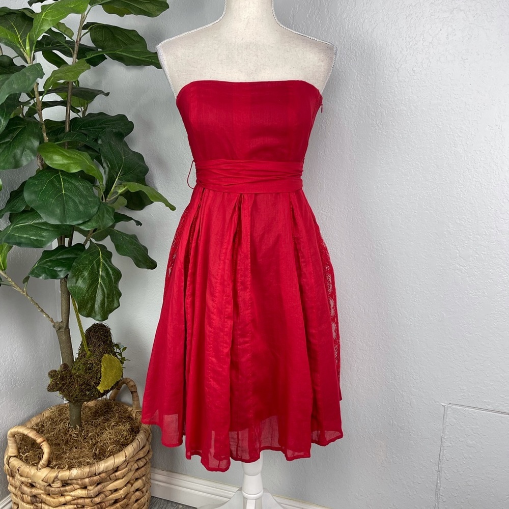 MOULINETTE SOEURS RED STRAPLESS LACE PLEATED DRESS